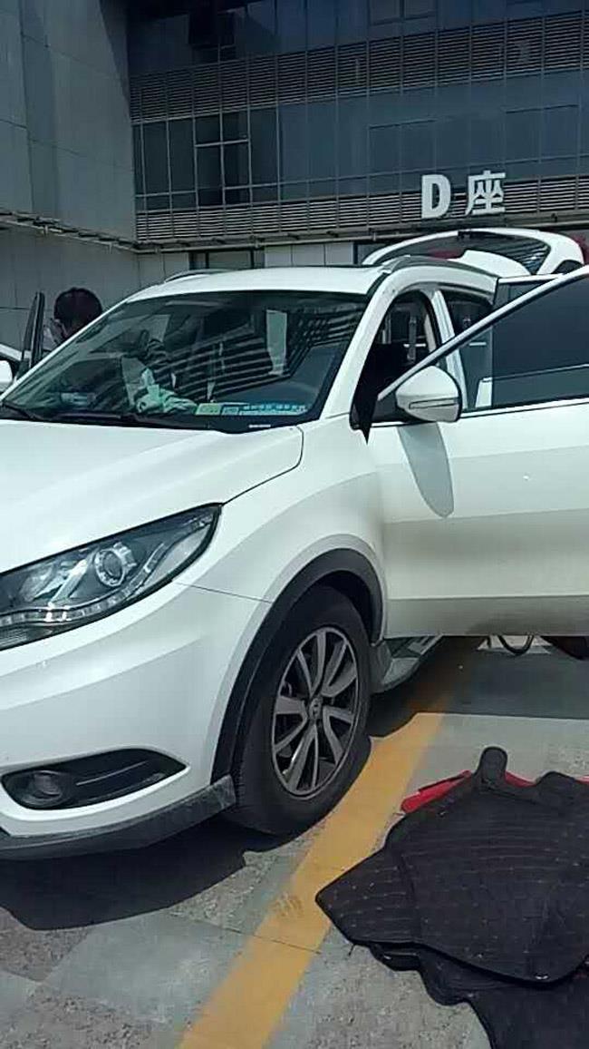 2017年4月11日東風風光越野車汽車除甲醛施工治理現(xiàn)場